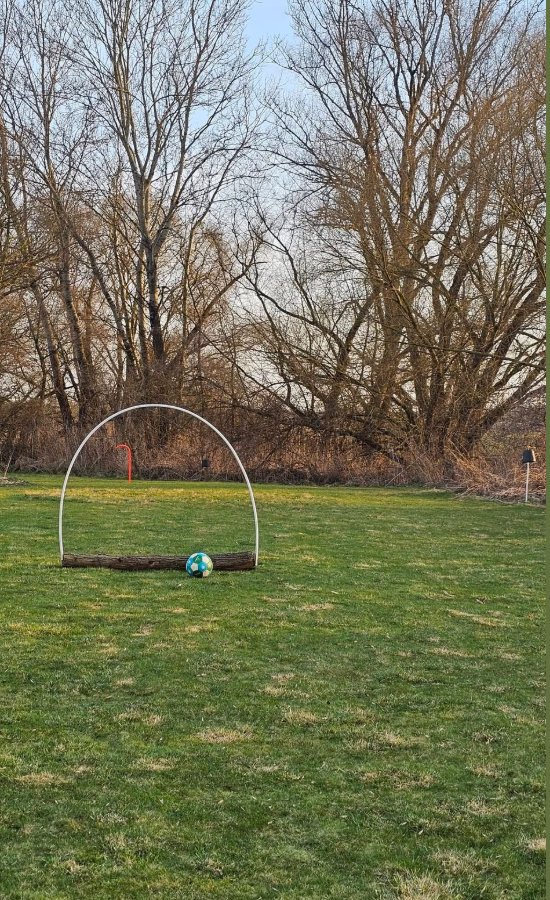 Nová obloukovitá překážka uprostřed hřiště