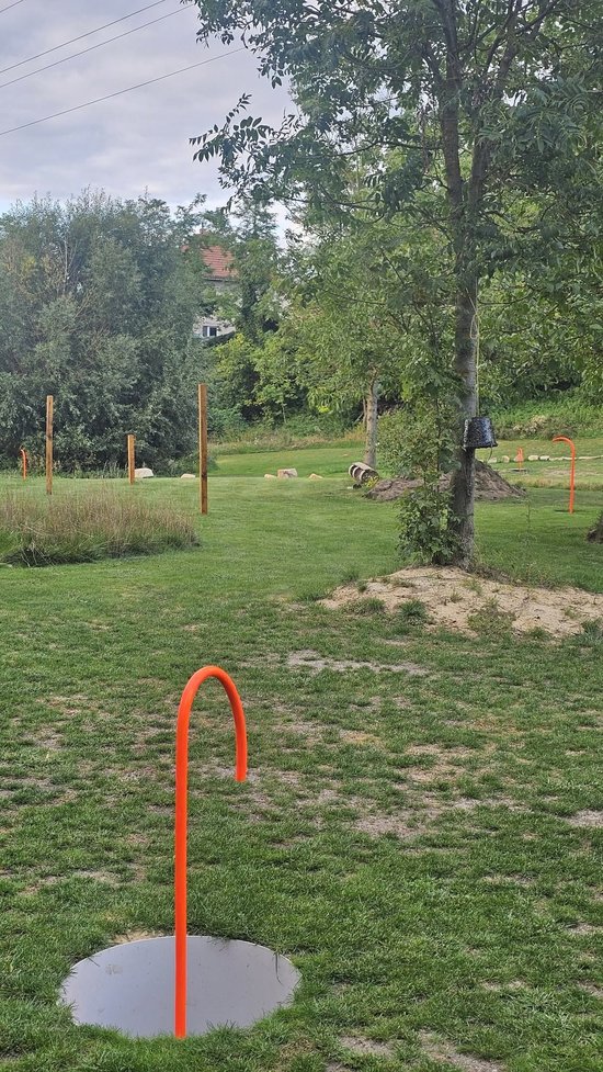 Oranžová fangle u jamky na podzimním hřišti